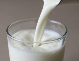 Калорийность молока: как выбрать продукт для диет